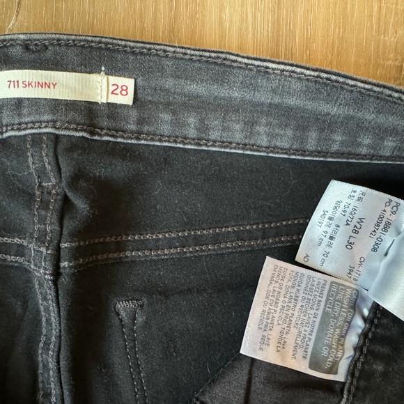 LEVI’S JEANS
711 MID-RISE SKINNY SIZE 28 
W28 L30 - Picture 9 of 10